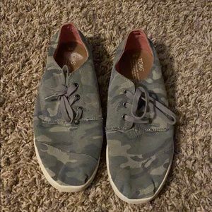 Camo Toms